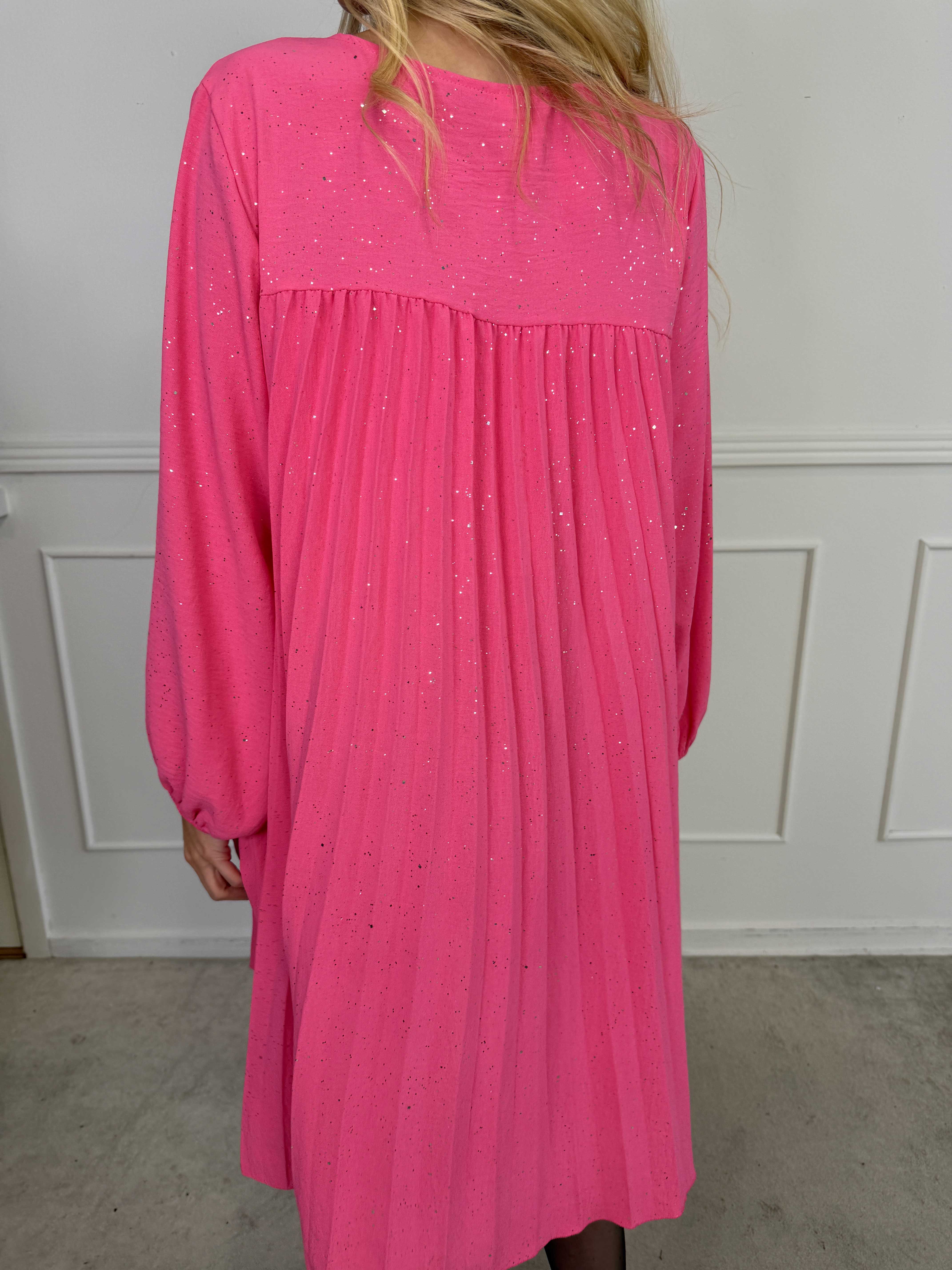 Nancy Glitter Short L/S - Plisserad klänning med fickor och glitter